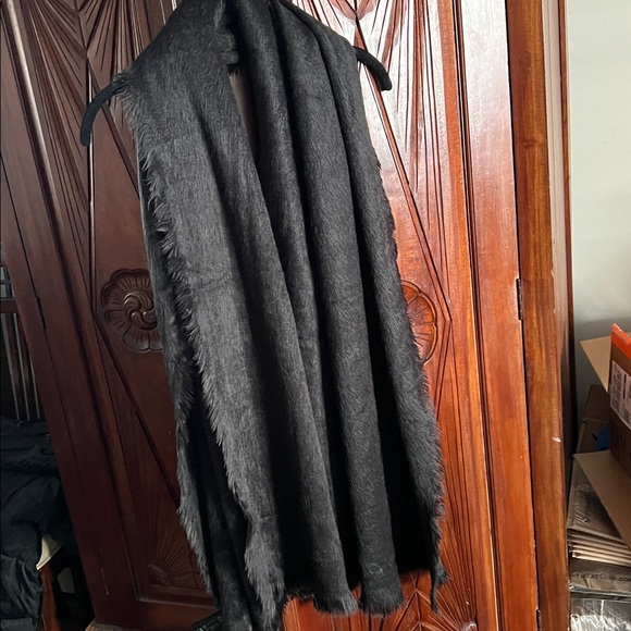 H&M Black Faux Fur Scarf 71x31 inches - Picture 2 of 4